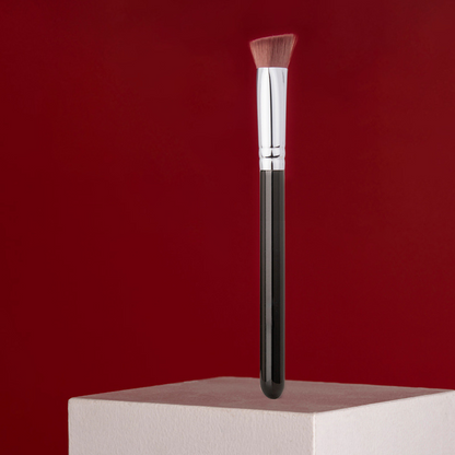Triangle Under Eye Brightening Concealer Brush